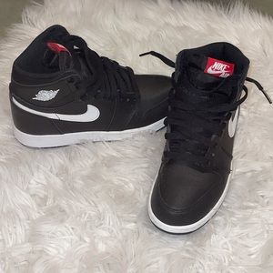 Jordan 1 Mid black and white/yin and yang